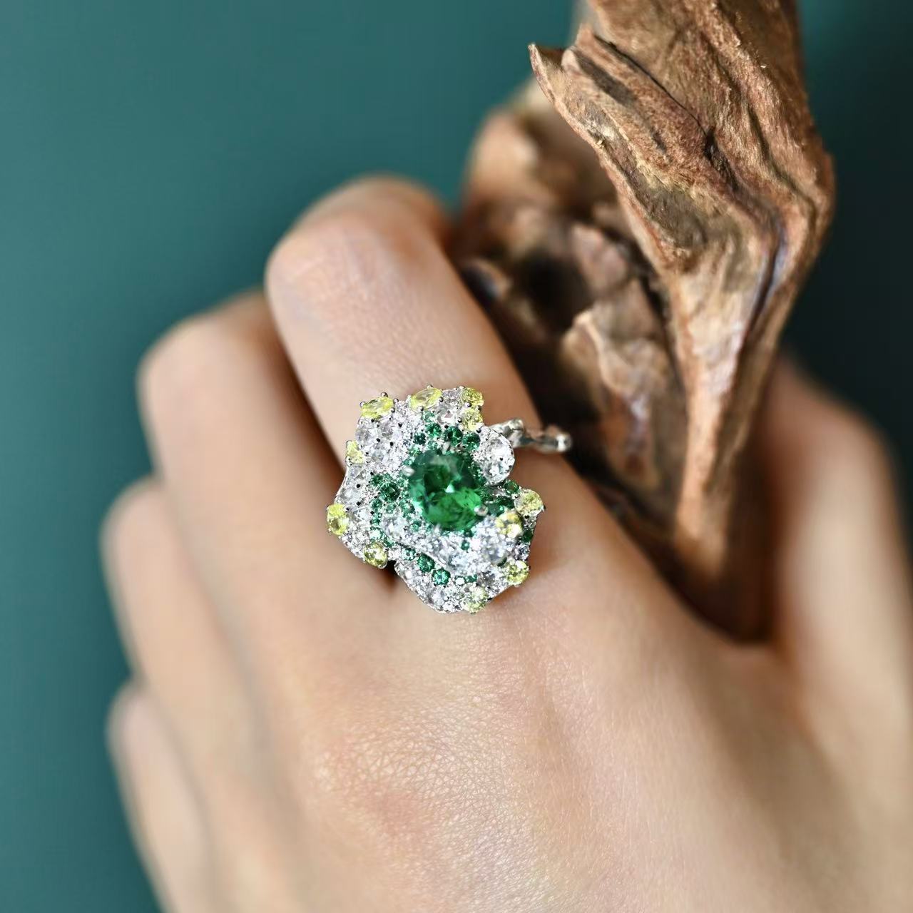 Secret Garden Series Advanced Design Gradient Emerald Ring
