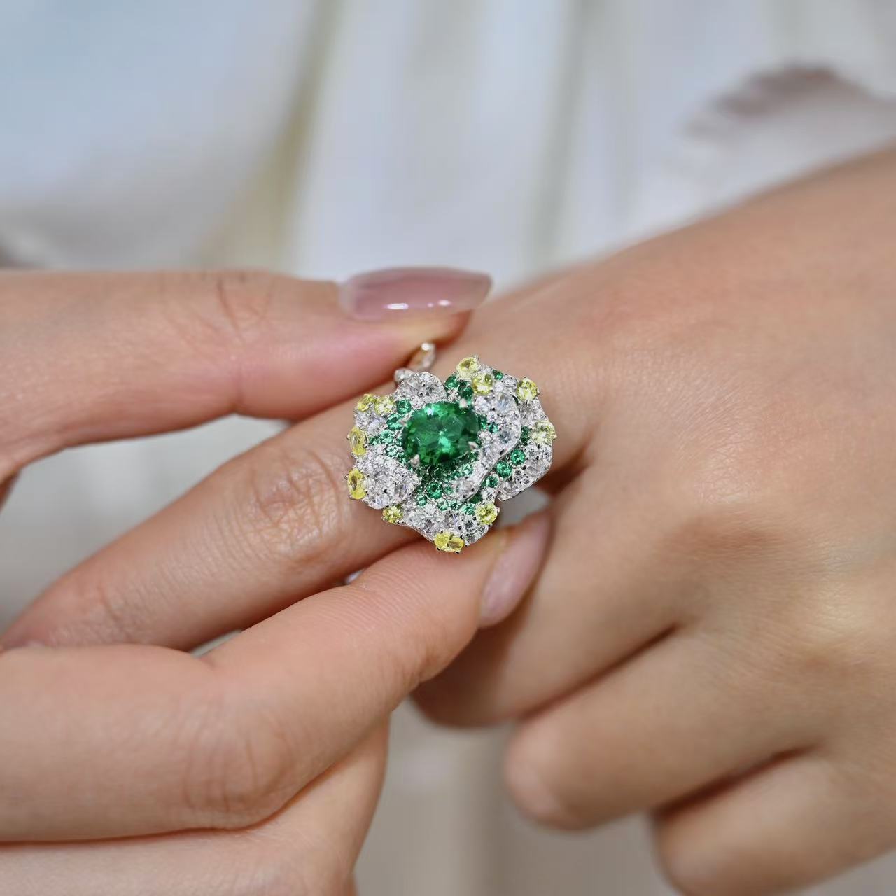 Secret Garden Series Advanced Design Gradient Emerald Ring